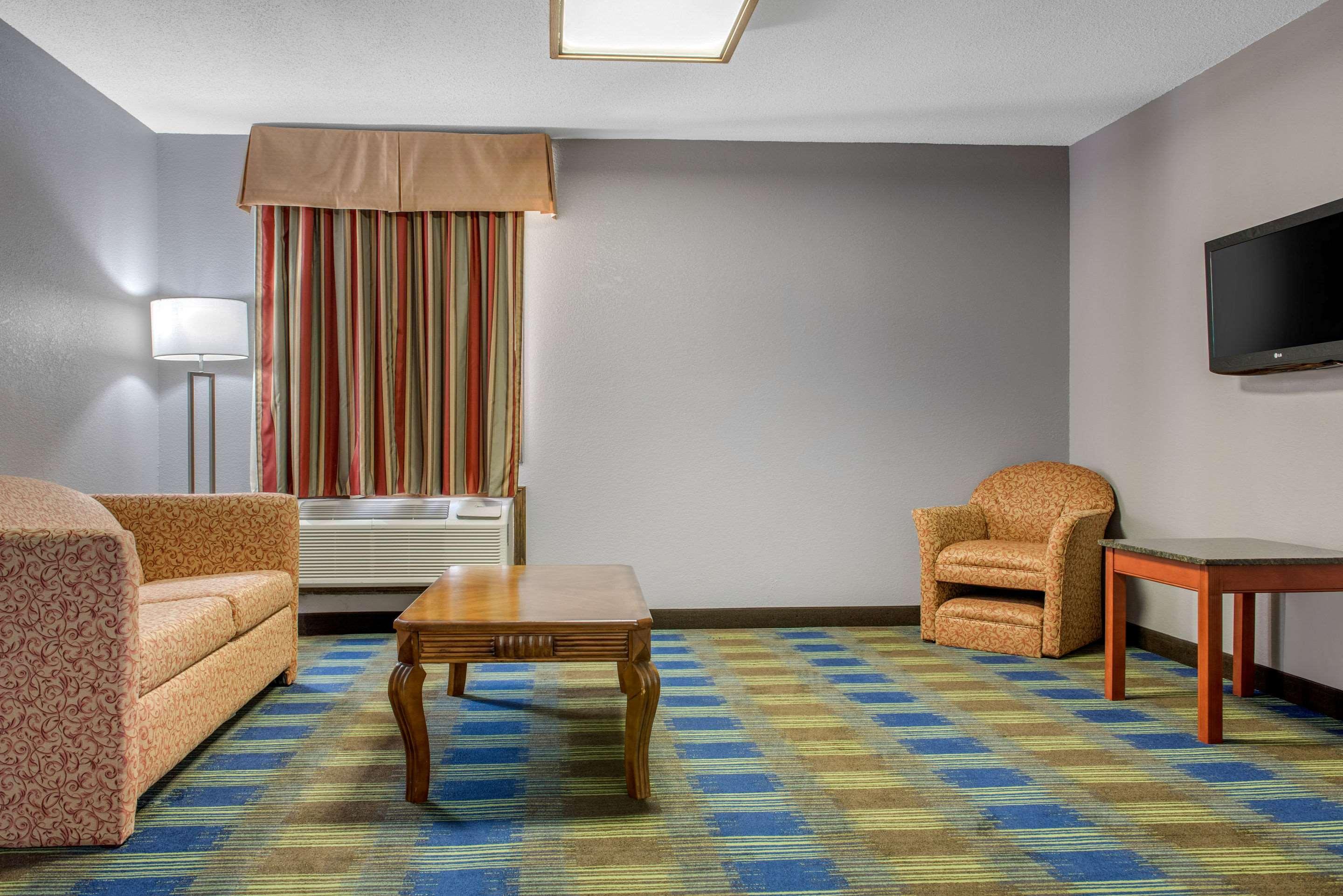 Quality Inn & Suites Bedford West מראה חיצוני תמונה